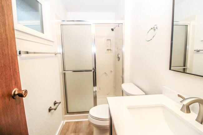 Building Photo - !! $3500 for 18 month lease !!  Private La...