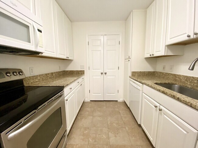 Building Photo - Spacious Three Bedroom Condo Located at Th...