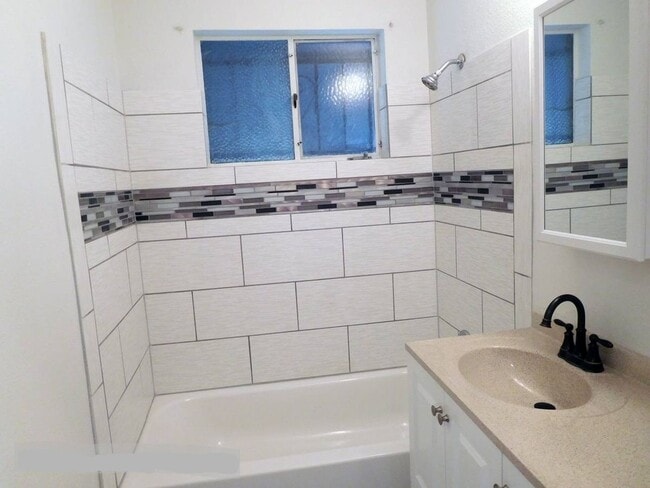 Building Photo - Remodeled 2 Bedroom in Denver! Great Locat...