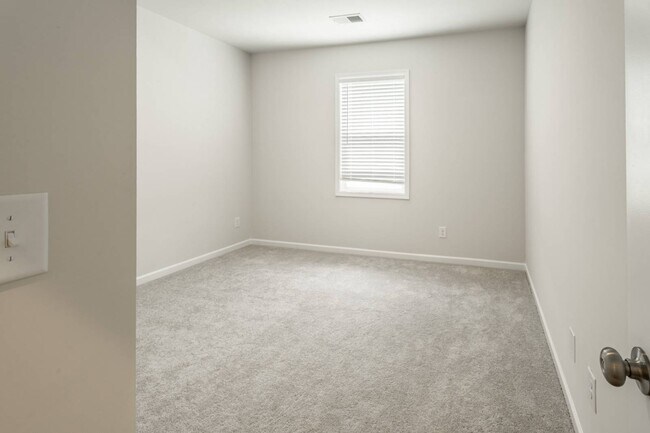 Building Photo - 421 Midland Pnes Dr