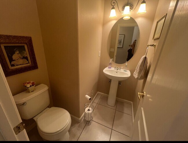 Building Photo - 3-bedroom, 2.5 bathroom home desirable Marquise Gated Community