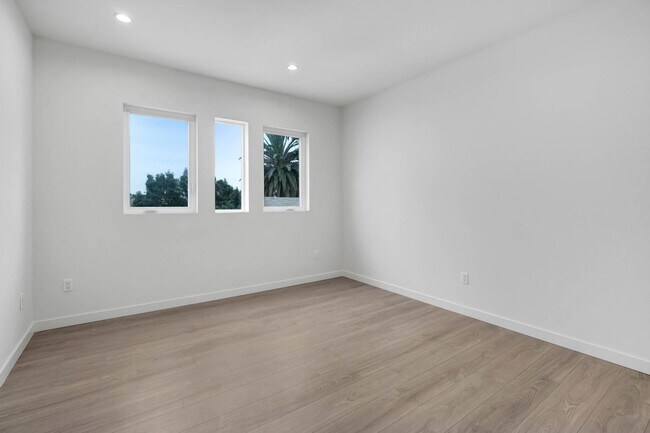 Building Photo - 5 Bedroom / 4 bathroom Fully Detached Townhouse in Echo Park with Private Garage