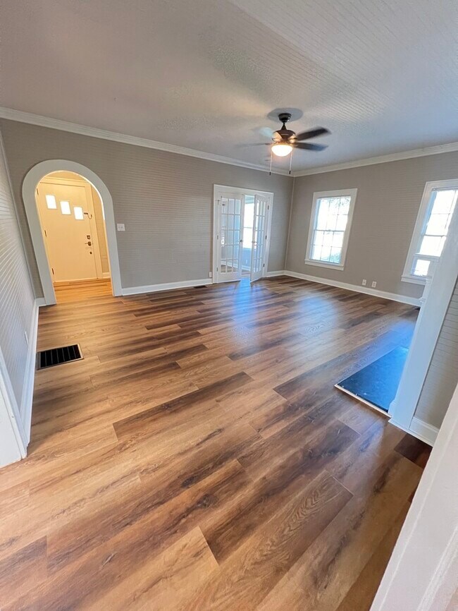 Building Photo - Historic mill house in hot Fort Mill SC with amazing kitchen!