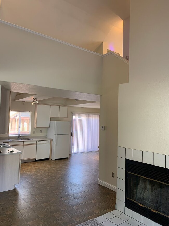 Building Photo - Great home near Shopping Centers!