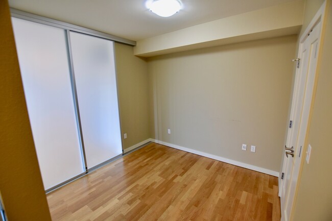 Building Photo - Spacious 1 Bedroom Belltown Condo - Availa...