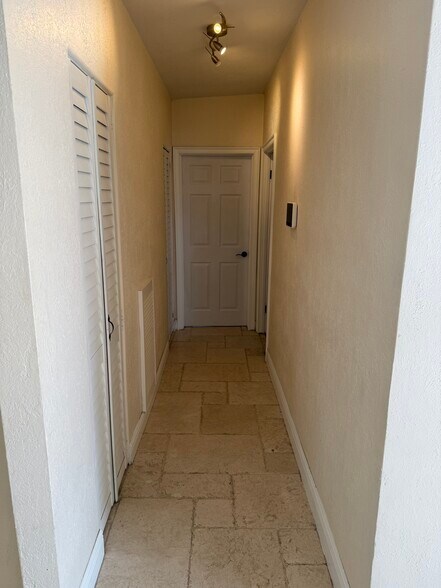 Building Photo - 940 W Fairbanks Ave