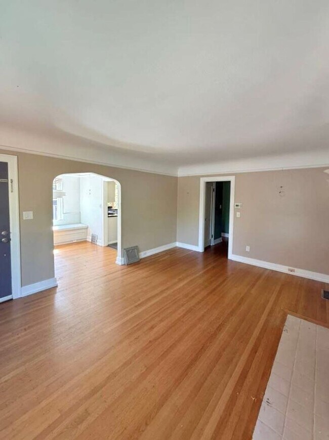 Building Photo - Stylish 3-Bed, 2-Bath Home in the Heart of...