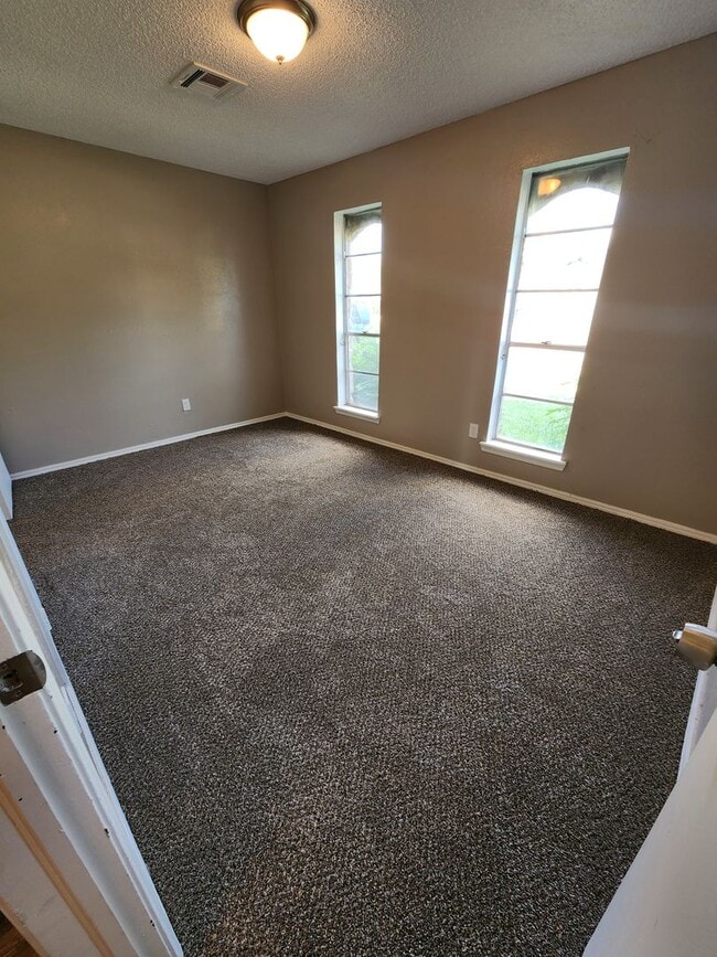 Building Photo - 5 Bed 1.5 Bath Home in Midwest City!