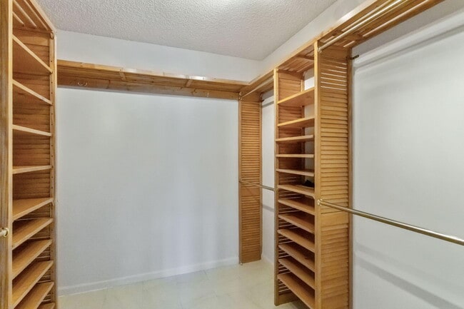 Building Photo - 3101 Pierson Dr