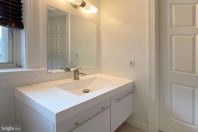 Building Photo - 1555 N Colonial Terrace