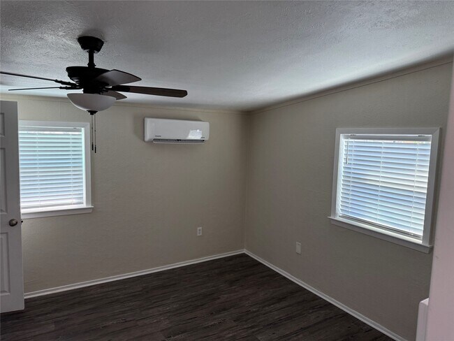 Building Photo - 726 4th St