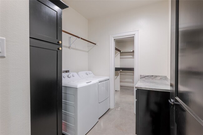 Building Photo - 405 Oak Tree Dr