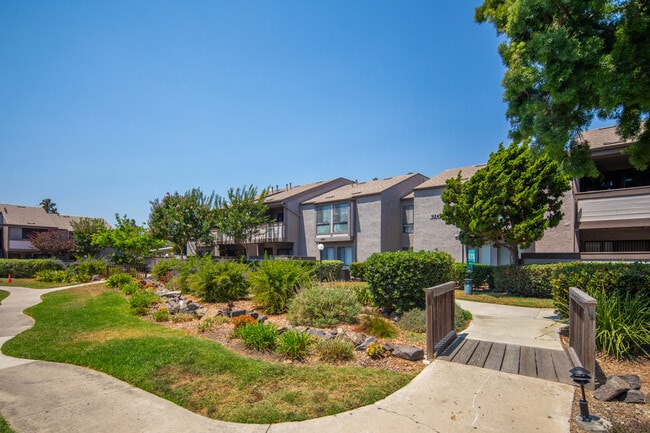 Building Photo - 9209 Village Glen Dr