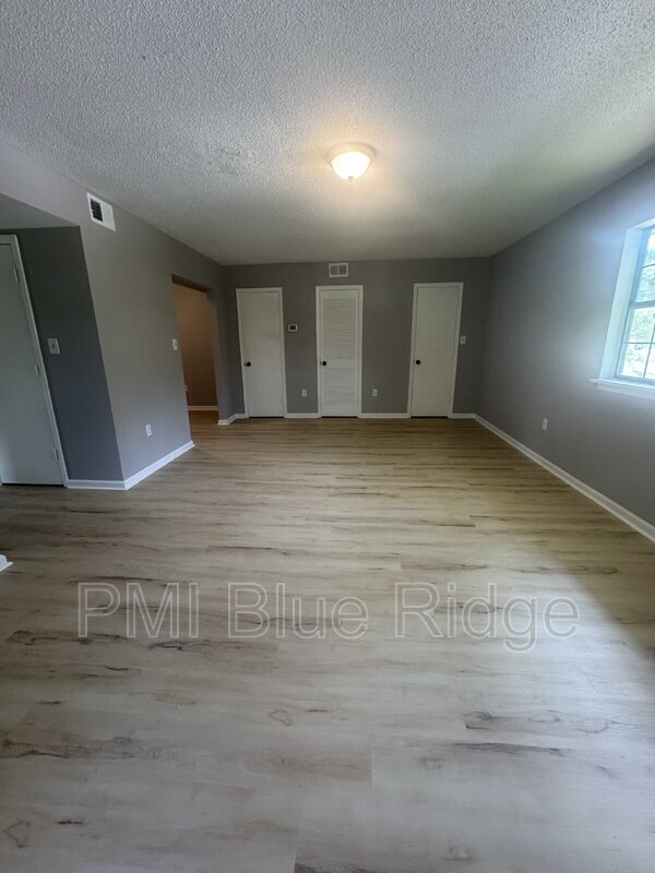 Building Photo - 2020 Somerset Dr
