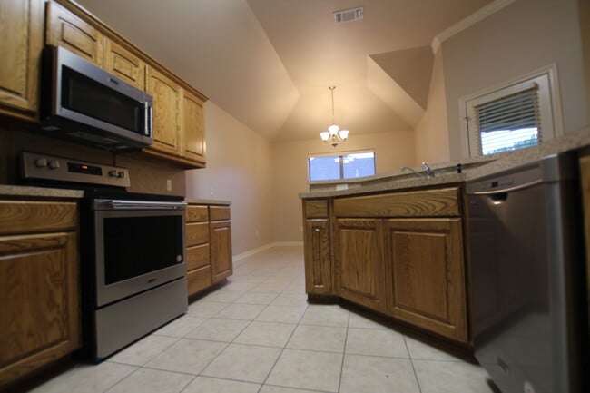Building Photo - Coming Soon! Lovely 3 Bedroom 2 Bath Home ...