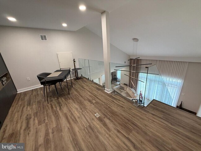 Building Photo - 572 Carson Terrace