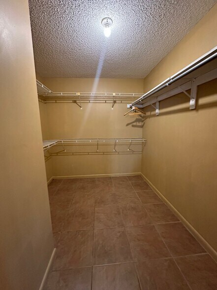 Building Photo - 641 W 9th St