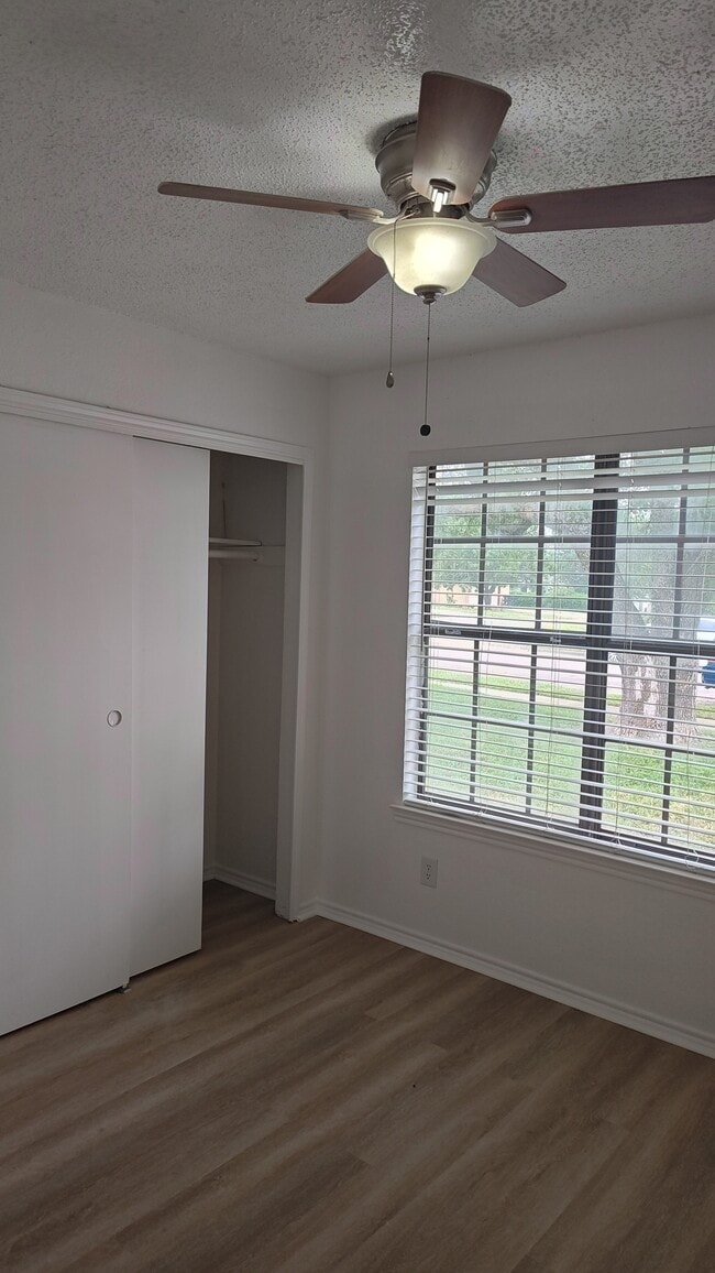 Building Photo - 3905 Pickwick Ln