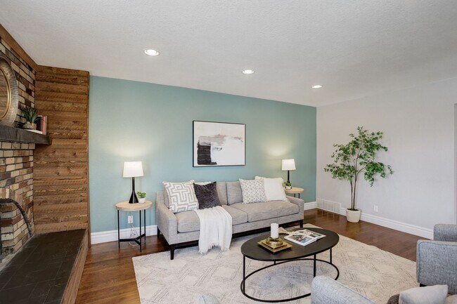 Building Photo - 4 Bed | 2 Bath | Spacious Backyard | Prime...