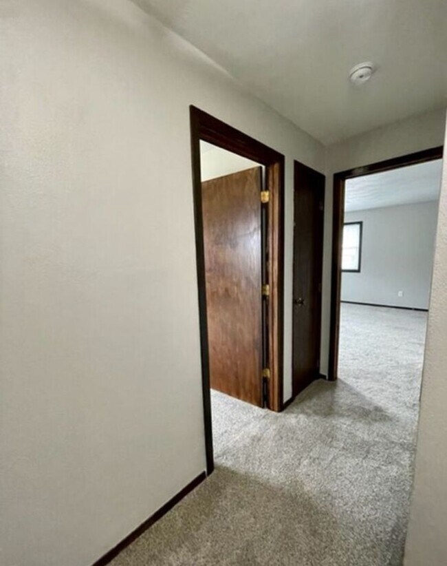 Building Photo - 1352/1354 W. Hiawatha Drive