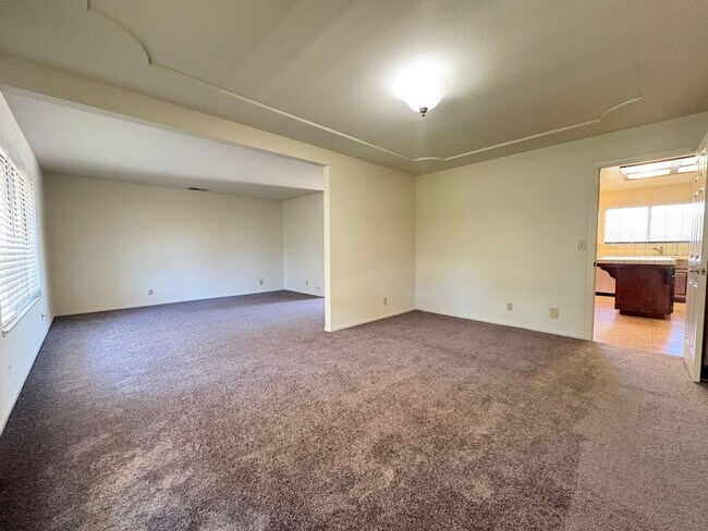 Building Photo - Spacious 4 Bedroom Home in Quiet Galt Neighborhood