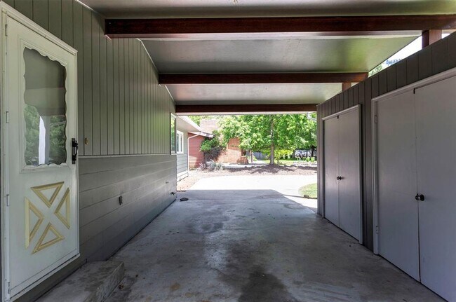 Building Photo - 640 Woodworth Ave