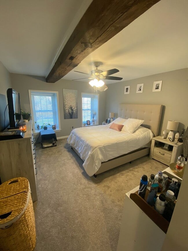 Building Photo - Beautifully Renovated 2 bedroom home with ...