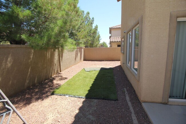 Building Photo - Fantastic 3bed/2.5 bath in Southwest ready for immediate move-in! Make the Move for Less: $500 Of...