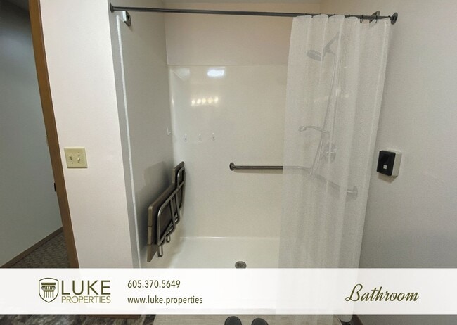 Building Photo - 138 N Sycamore Ave