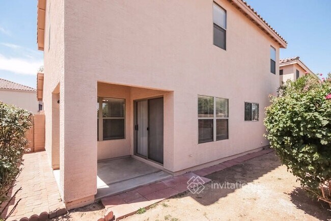 Building Photo - 2322 E Spruce Dr