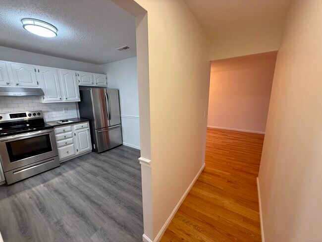 Building Photo - 495 Vincelette St