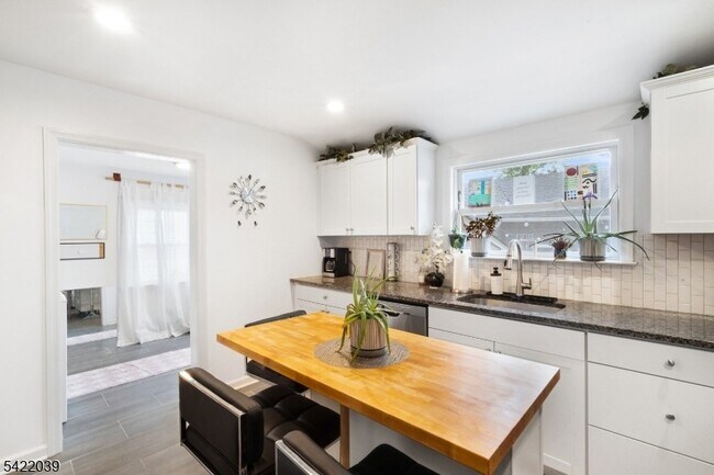 Building Photo - 60 Searing St