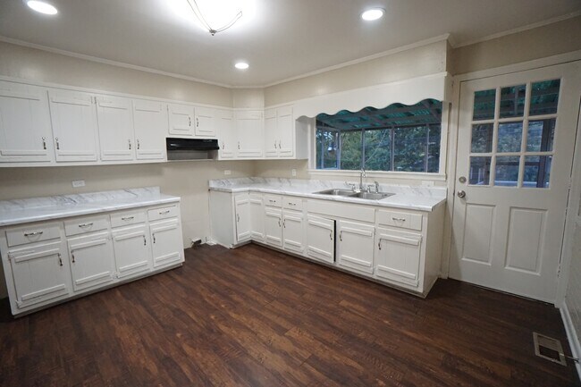 Building Photo - 1194 Birmingham St