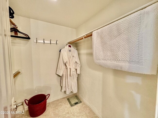 Building Photo - 5855 N Kolb Rd