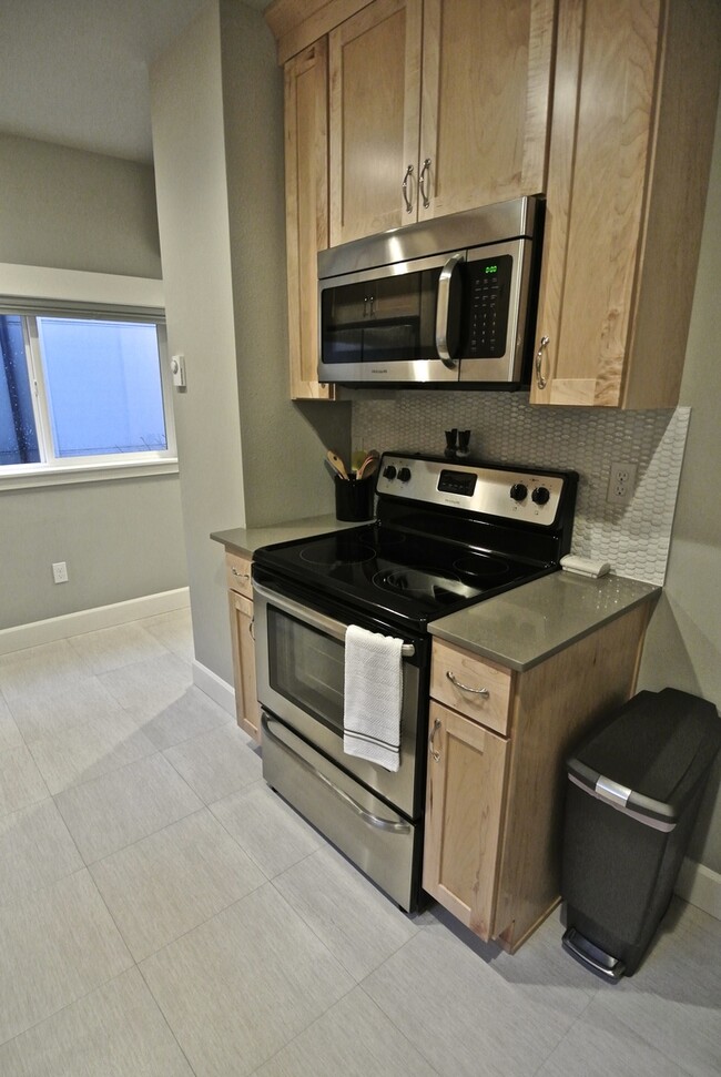 Building Photo - EXQUISITE 4 BED/3 BATH FURNISHED EASTLAKE ...