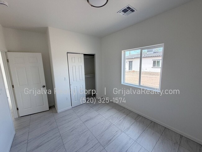 Building Photo - 4509 S 7th Ave