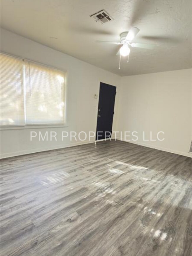 Building Photo - 2 Bed/1 Bath House