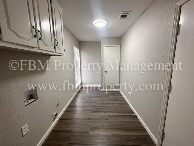 Building Photo - 801 S Wood St