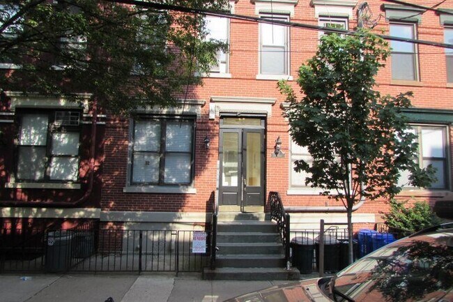 Building Photo - 811 Park Ave