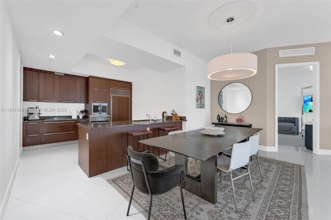 Building Photo - 15811 Collins Ave