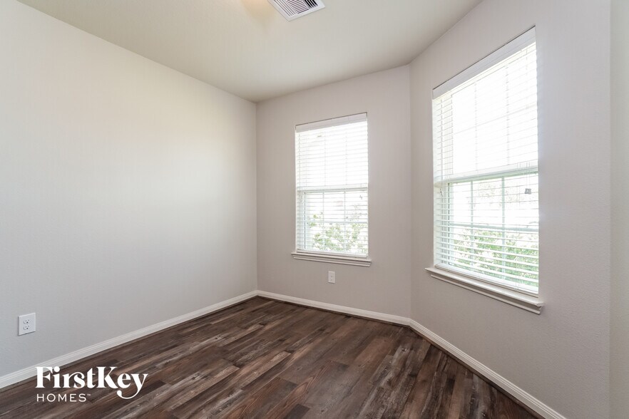 Building Photo - 1001 Walnut Ln