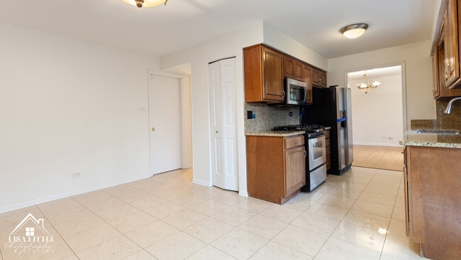 Building Photo - 2S661 Ave Normandy W