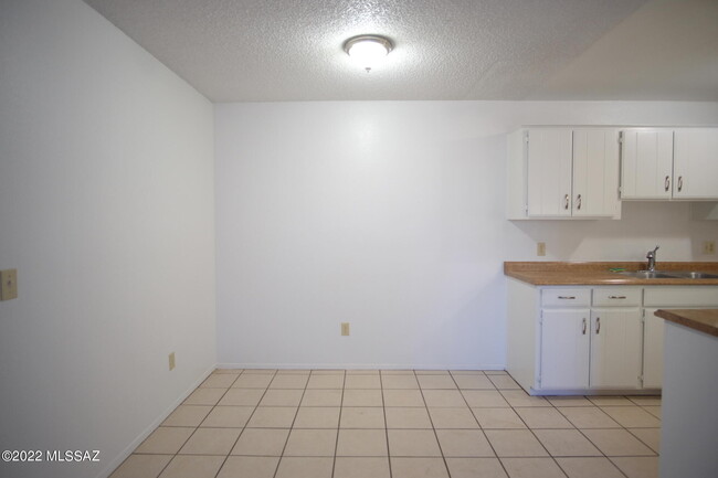Building Photo - 6625 E Golf Links Rd