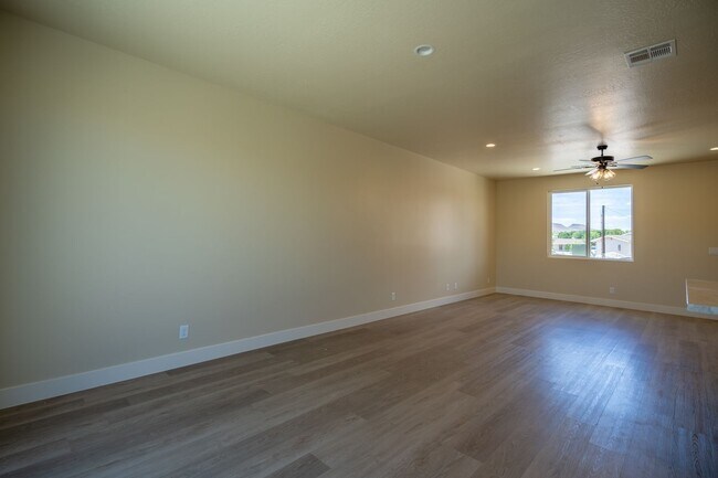 Building Photo - Newer Townhome Near Utah Tech