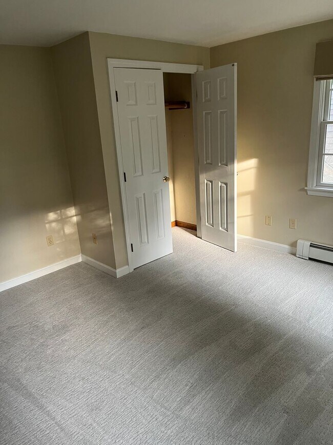 Building Photo - Executive 4 Br / 2.5 Ba Executive Colonial in Sandwich