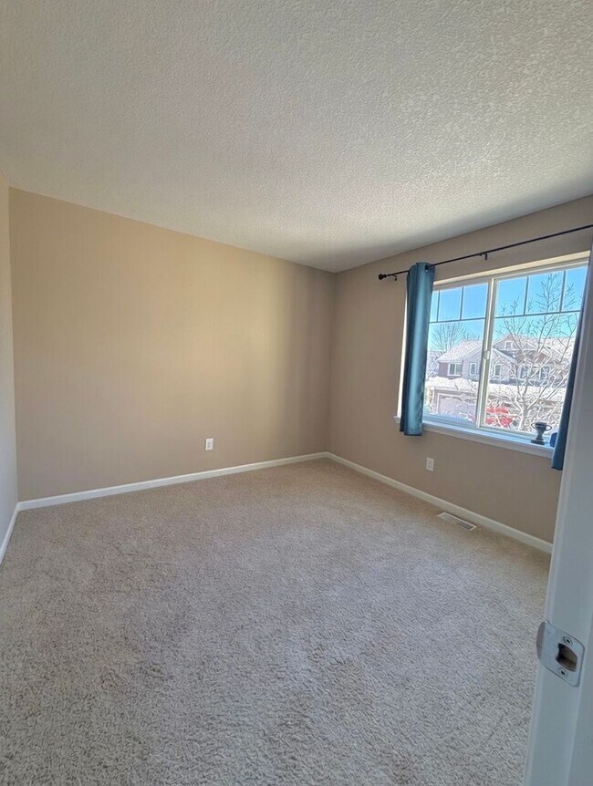 Building Photo - Rare 4 Bedroom End Unit Townhome in The Beautiful Stonemill Farms of Woodbury