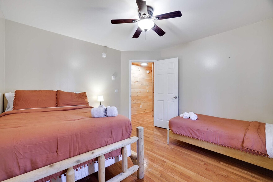 Building Photo - 255 Hillary Dr W