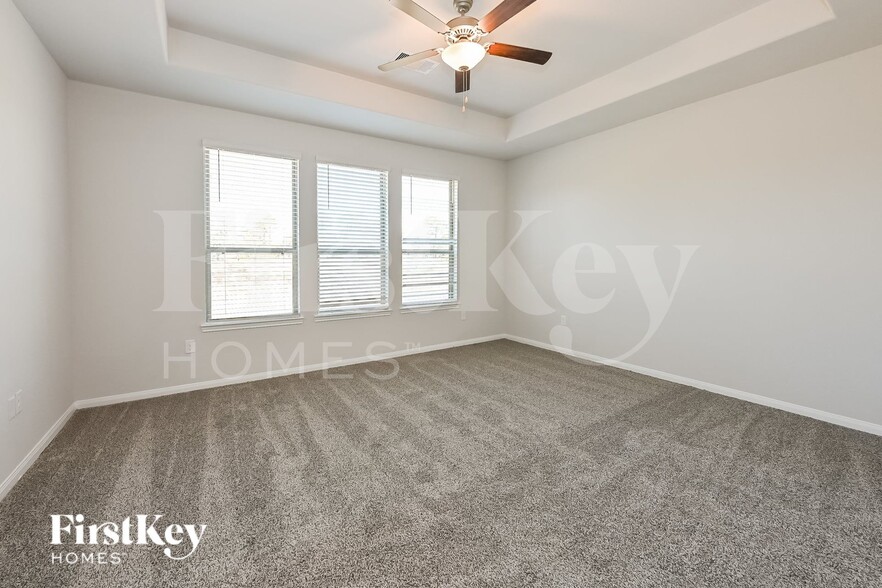 Building Photo - 14785 Country Club Dr