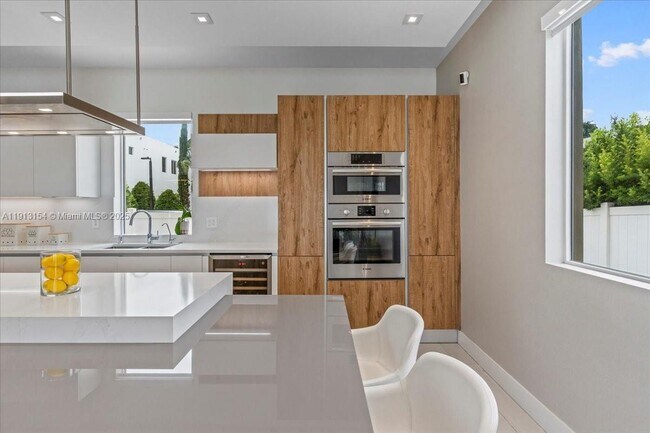 Building Photo - 7440 NW 100th Ct