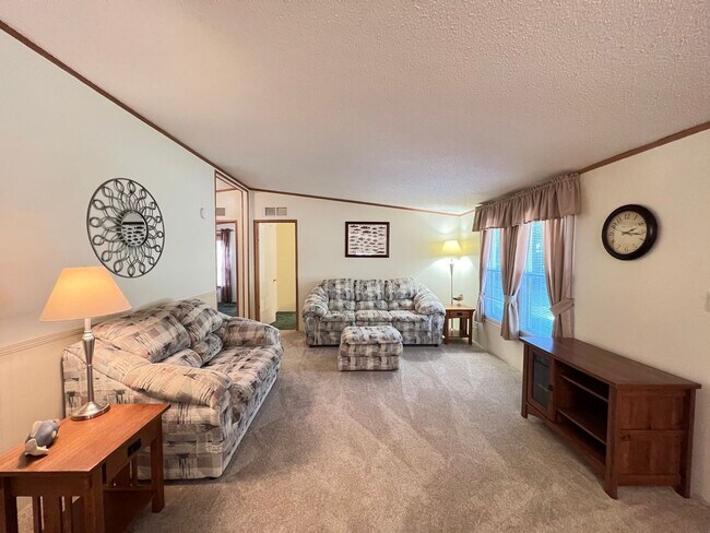 Building Photo - Fully Furnish with a relaxing LAKE access!
